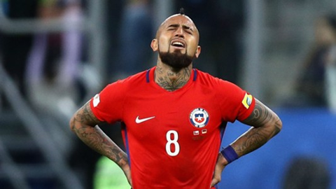 El muñeco de Vidal que mira el Mundial por TV